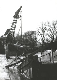 Leszakadt vasúti híd Kazincbarcika-Szuhakálló között (Árvízvédekezés az Északmagyarországi Vízügyi Igazgatóság területén, 1974)