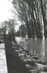 Fólia leterhelés búvár munkával (Északmagyarországi Vízügyi Igazgatóság ár- és belvízvédekezése 1976-1977)