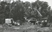 A nagyobb tuskókat kotrógéppel, a kisebbeket svéd gyártmányú HIAB rakodóval emeltük szállítóeszközre (Déldunántúli Vízügyi Igazgatóság 1968. évi termelési tevékenysége)